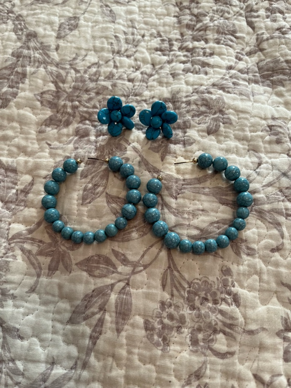Set of 2 turquoise stone earrings